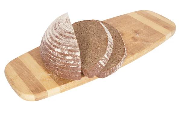 Chleb żytni na desce do krojenia na białym tle. — Zdjęcie stockowe