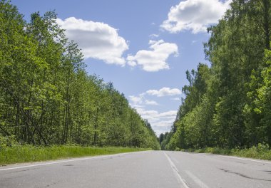 Yaz gökyüzünde giden yol.