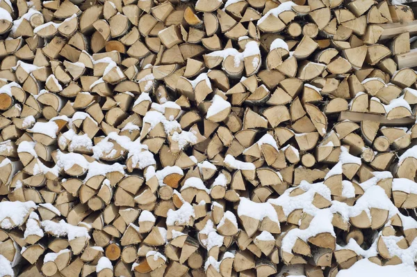 Tło. woodpile suche drewno w zimie. — Zdjęcie stockowe