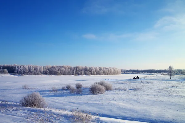 Kleine rivier kusinka in ijzig winterdag. — Stockfoto