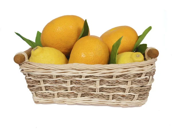 Tangerines and lemons with green leaves in a basket. — Stock Photo, Image