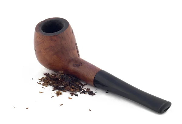 Труба с разбросанным табаком . — стоковое фото