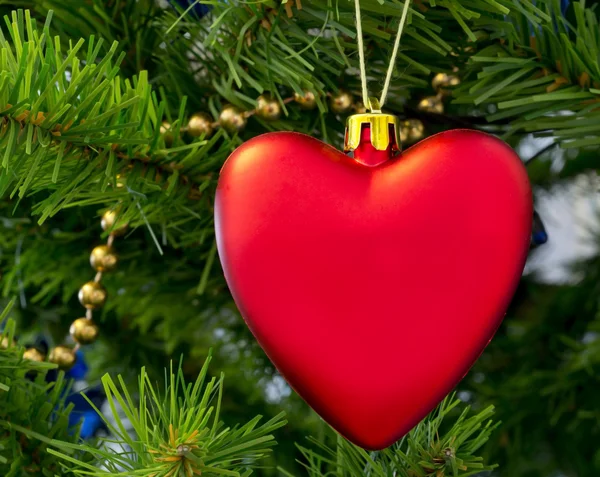 La decoración del árbol de Navidad en forma de corazón rojo . — Foto de Stock