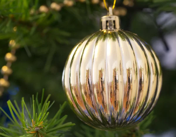 La decoración del árbol de Navidad en forma de bola de oro . — Foto de Stock