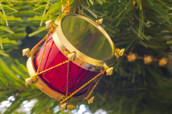 La decoración del árbol de Navidad en forma de tambor rojo . — Foto de Stock