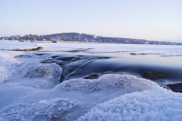 El agujero de hielo en el lago Dudergofsky en invierno . — Foto de Stock