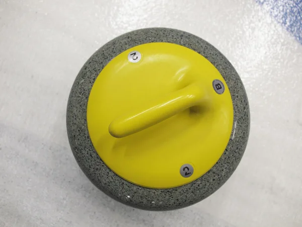 Pietra singola per gioco in curling su ghiaccio . — Foto Stock