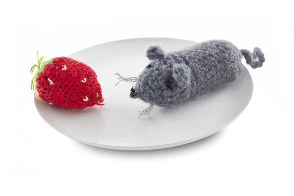 O rato cinzento tricotado e o morango na placa branca . — Fotografia de Stock