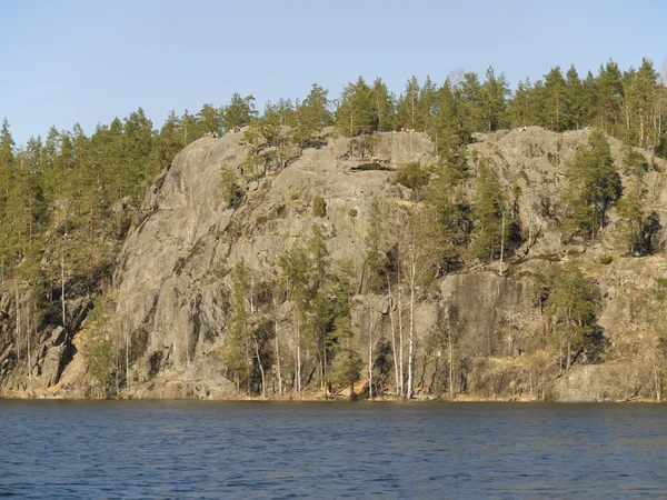 Skała parnassus, nad jeziorem jastrebinoe. Rosja, leningrad regionie, — Zdjęcie stockowe