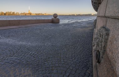 St-petersbur tarihi merkezinde nehir neva iskele