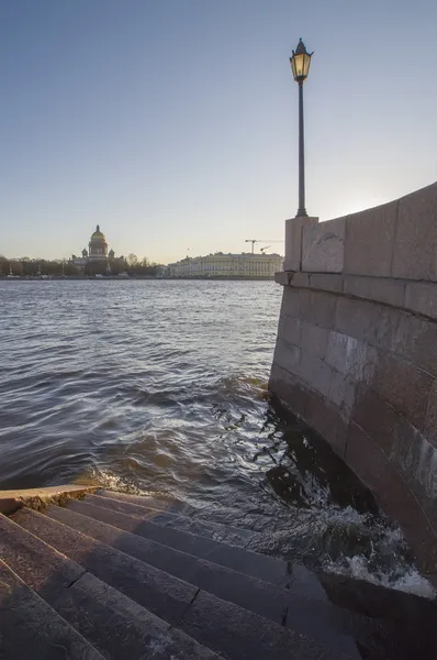 Lanterna e passos no cais do rio Neva em São Petersburgo d — Fotografia de Stock