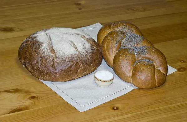 Brood van roggebrood zout en rijke Chalinolobus roll met een klaproos. — Stockfoto