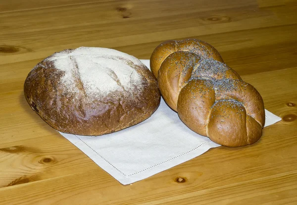 ライ麦パンと豊かな色巻きポピー、亜麻布 — ストック写真