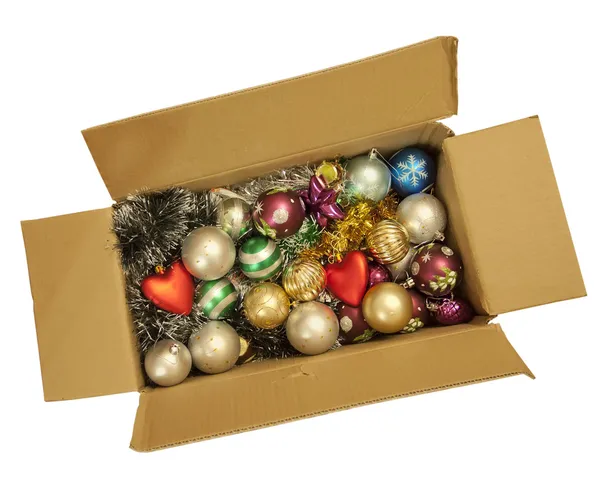 Коробка з різдвяною мішурою та новорічними іграшками . — стокове фото
