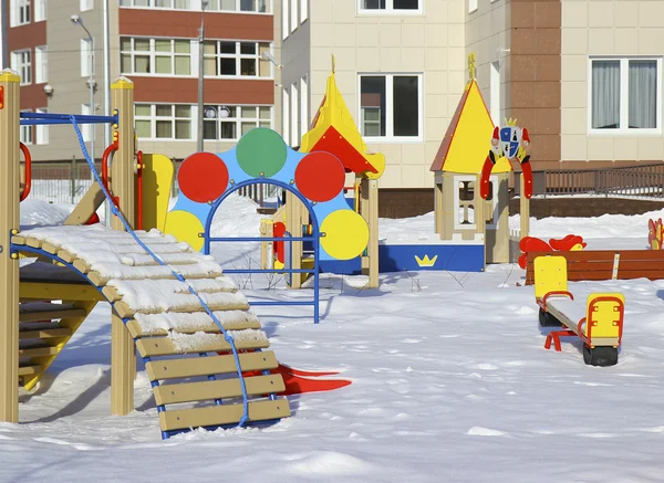 Nuevo jardín de infantes con un parque infantil  . — Foto de Stock