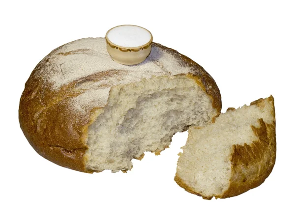 的一条面包与上面的 saltcellar. — 图库照片
