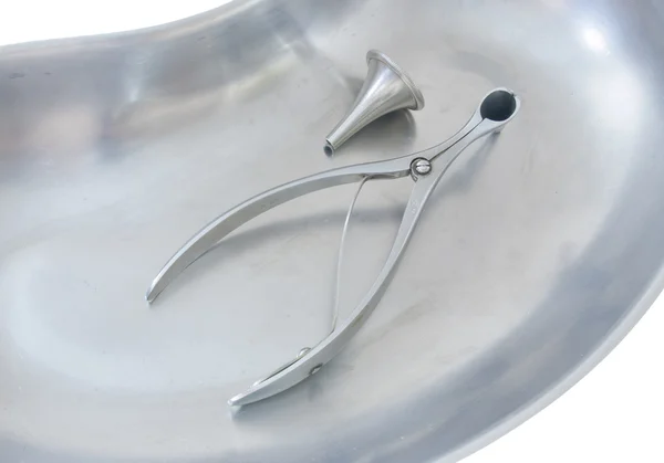 Medizinische Werkzeuge des HNO-Arztes in einer Metallschale. — Stockfoto