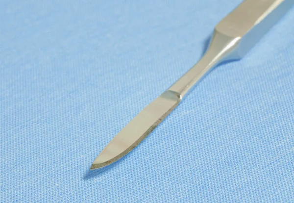 Une pointe du scalpel sur le tissu blu . — Photo