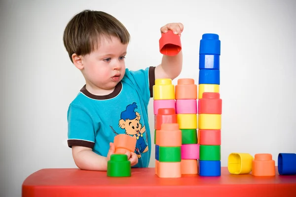 Παιδί δύο χρόνια με την κατασκευή πολύχρωμο σύνολο — Φωτογραφία Αρχείου