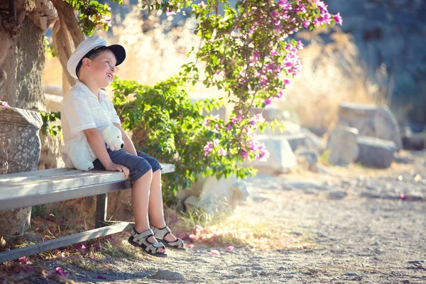 Tre år gammal pojke sitter på bänken — Stockfoto