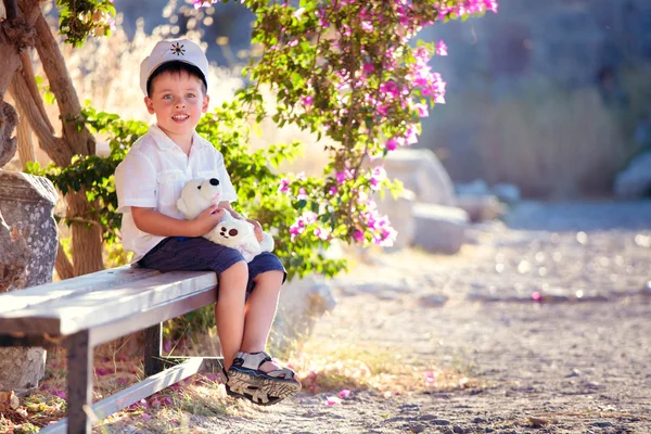 Três anos de idade menino sentado no banco — Fotografia de Stock