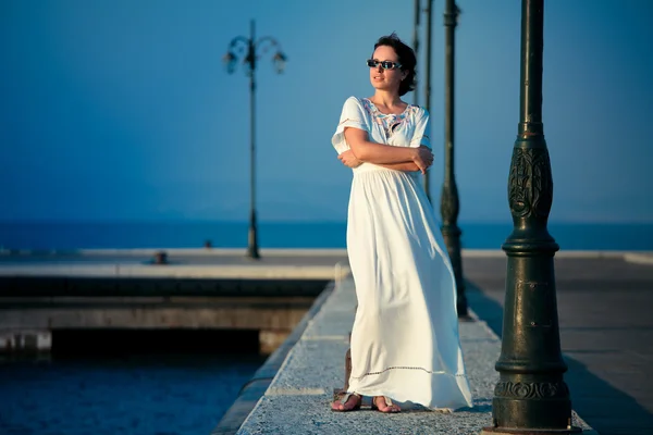 桟橋で美しい女性 — ストック写真