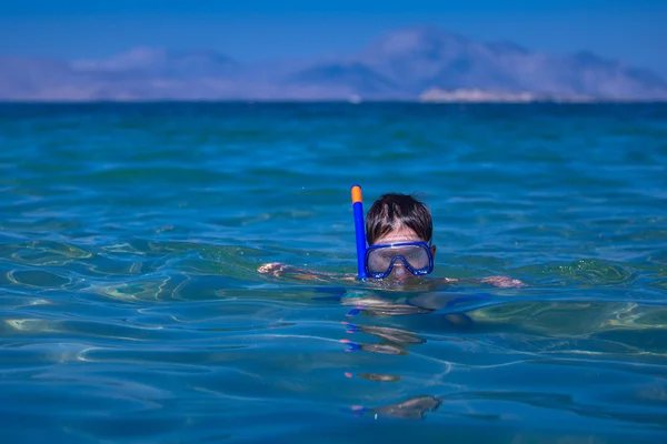 Un bambino in un mare con maschera e boccaglio — Foto Stock