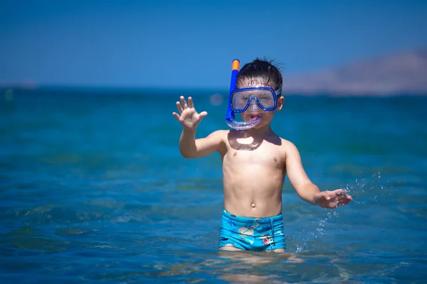 En pojke i ett hav med simning mask och snorkel — Stockfoto