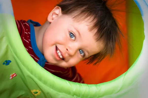 Närbild porträtt av glada leende pojke — Stockfoto