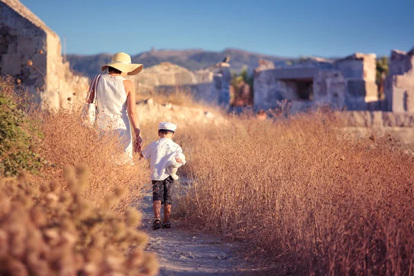 Μητέρα και τον μικρό Αχιλλέα, περπάτημα σε αρχαία πόλη — Φωτογραφία Αρχείου