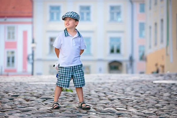 Retrato de um menino de 3 anos ao ar livre — Fotografia de Stock