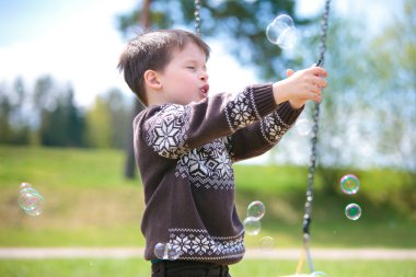 salıncak üzerinde küçük çocuk