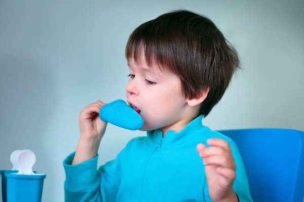 Retrato de um menino com sorvete caseiro — Fotografia de Stock