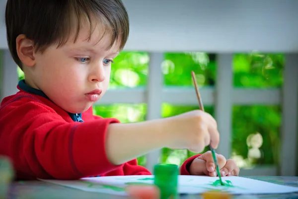 Dreijähriger Junge malt mit Pinsel — Stockfoto