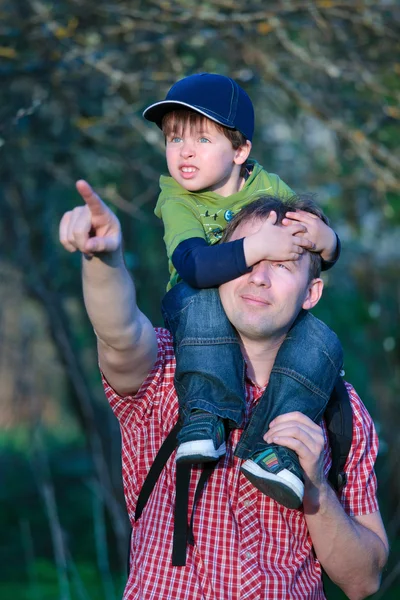 可爱的小男孩，坐在父亲的肩膀上 — 图库照片