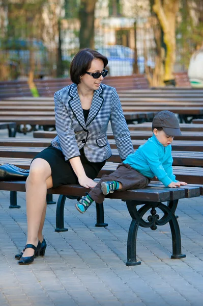 Madre e figlio seduti all'aperto — Foto Stock