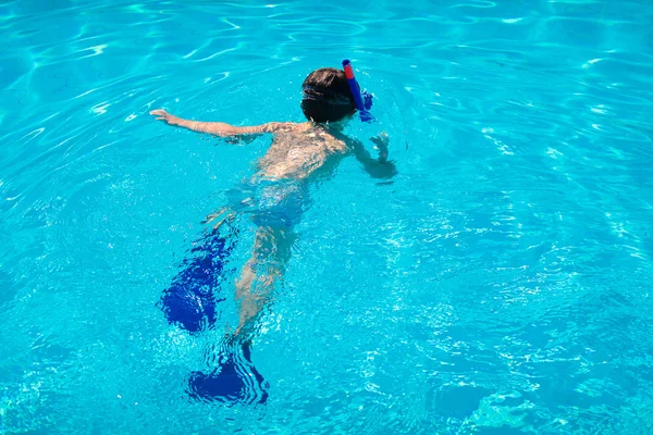 Little boy diving under water — Stock Photo, Image
