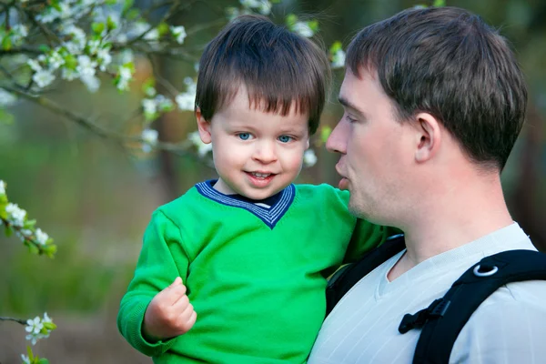 Far och hans lille son i vår park — Stockfoto