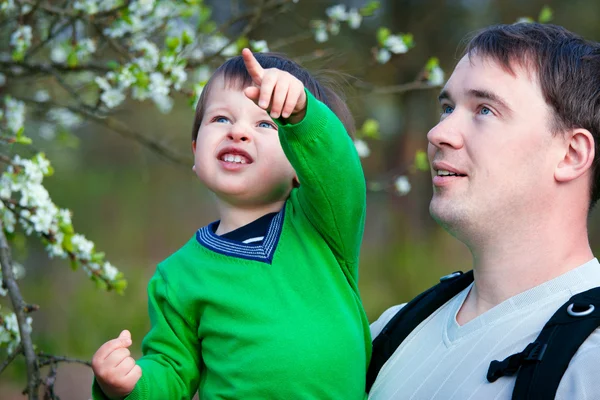 Батько і його маленький син у весняному парку — стокове фото