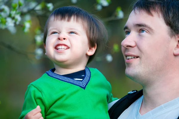 Vater und sein zweijähriger Sohn haben Spaß — Stockfoto