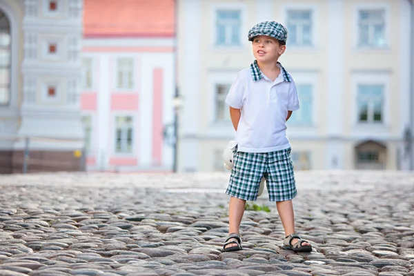 Portret van een kleine jongen buiten — Stockfoto
