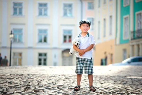 Porträt eines kleinen Jungen im Freien — Stockfoto