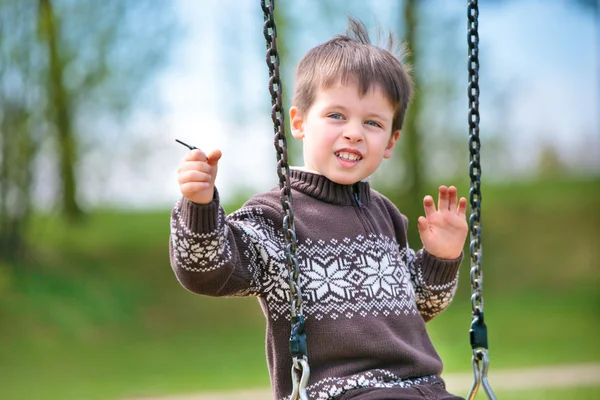 Små barn på swing — Stockfoto