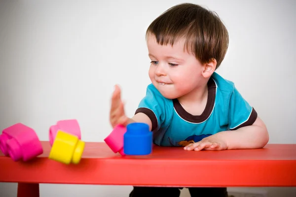 Dos años niño con colorido conjunto de construcción — Foto de Stock
