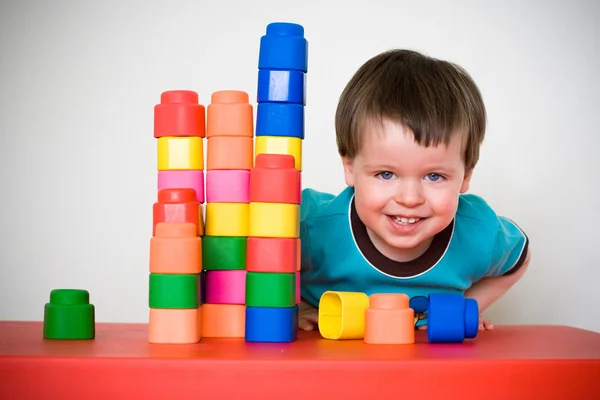 Dois anos criança com conjunto de construção colorida — Fotografia de Stock