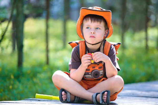 Πορτρέτο ενός μικρού αγοριού στο δάσος καλοκαίρι — Φωτογραφία Αρχείου