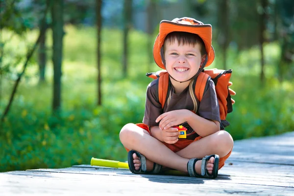 Πορτρέτο ενός μικρού αγοριού στο δάσος καλοκαίρι — Φωτογραφία Αρχείου