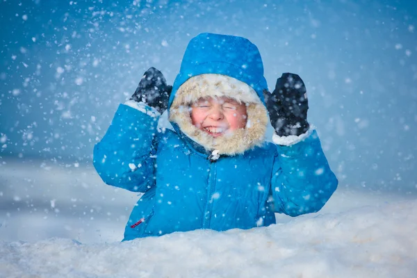 Πορτρέτο του ένα μικρό αγόρι που παίζει στο χιόνι — Φωτογραφία Αρχείου