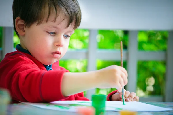 Petit garçon peinture avec pinceau — Photo