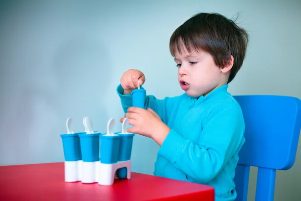 Küçük çocuk ev yapımı dondurma açma — Stok fotoğraf